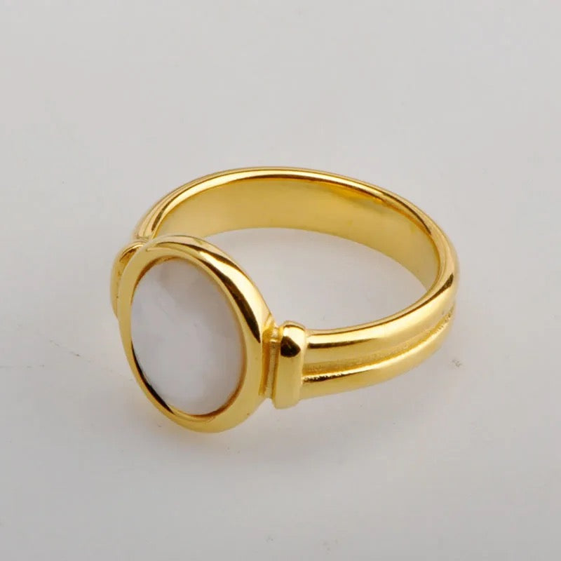 Bague Octavia en plaqué or avec pierre nacrée blanche. Un bijou chic et durable en acier inoxydable, parfait pour une touche d'élégance intemporelle.