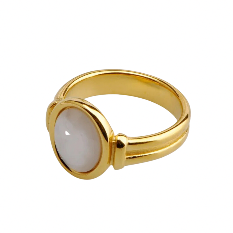 Bague Octavia en plaqué or 18 carats avec pierre nacrée blanche. Design élégant et intemporel, fabriqué en acier inoxydable pour une durabilité optimale.